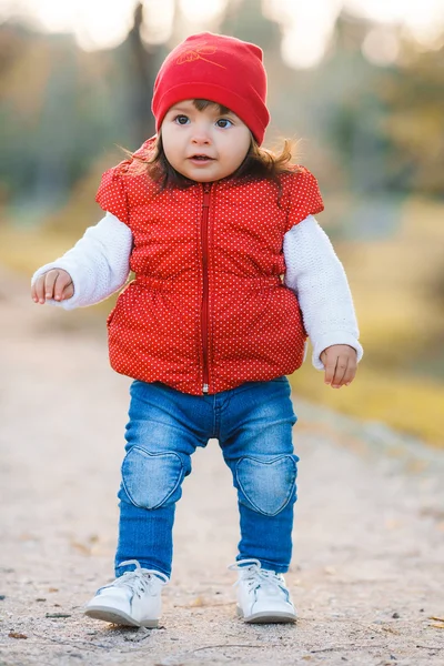 Holčička ve žlutém podzimní park. — Stock fotografie