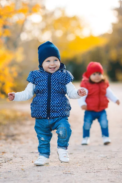 Little girls - girlfriends walk in the park. — Zdjęcie stockowe