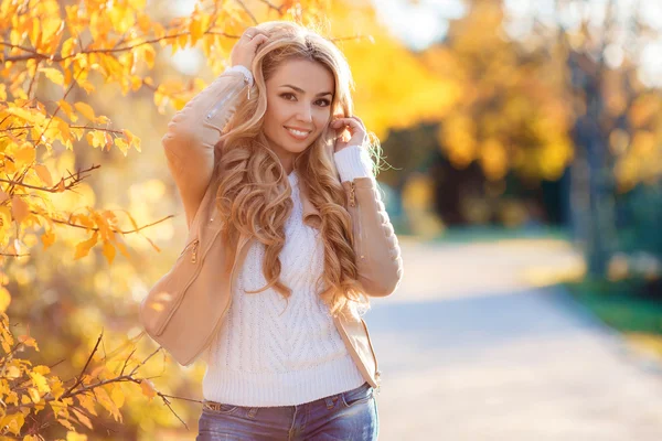 Portrait of beautiful young woman walking outdoors in autumn — Stock Photo, Image