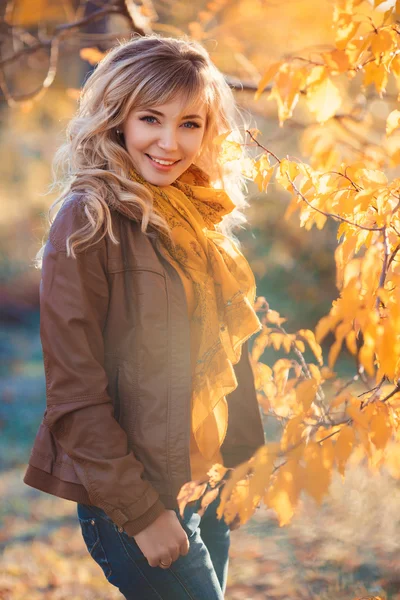 Bella donna nel parco autunnale. — Foto Stock