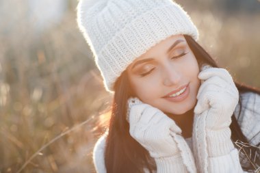 Sonbahar alanında güzel bir kadın portresi