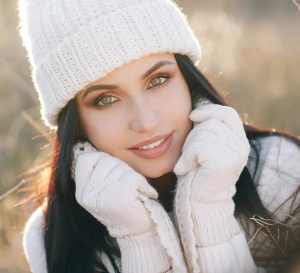 Retrato de outono de uma mulher bonita no campo — Fotografia de Stock