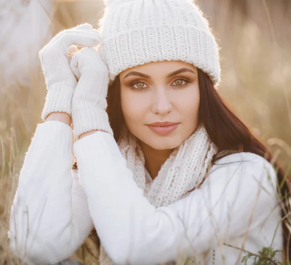 Autumn portrait of a beautiful woman in the field — Stock Photo, Image