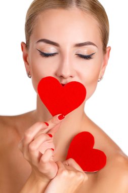 glamour parlak makyaj ve kırmızı kalp ile güzel güzel kadın