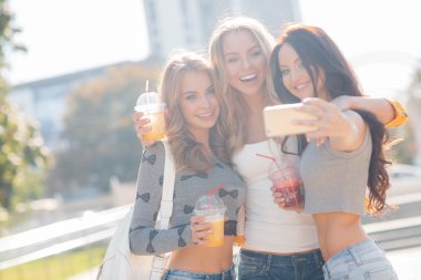 Onların selfie smartphone cep telefonu ile üç güzel kadın çıkar