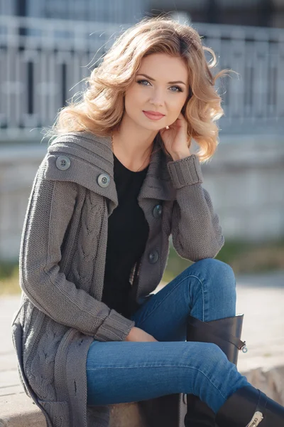 Spring portrait of a beautiful young woman in the city. — Stockfoto