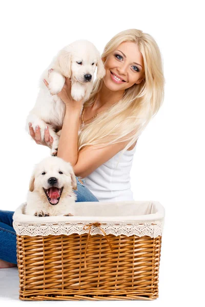 Schöne Blondine mit einem kleinen weißen Labrador-Welpen — Stockfoto