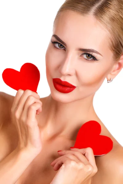 Hermosa mujer hermosa con glamour maquillaje brillante y corazón rojo —  Fotos de Stock