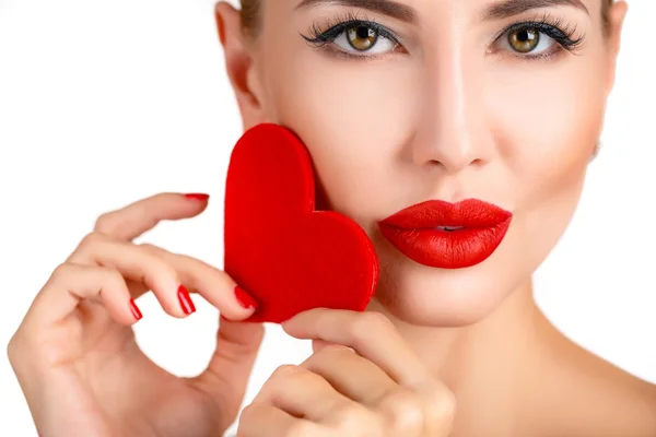 Linda mulher linda com glamour maquiagem brilhante e coração vermelho — Fotografia de Stock