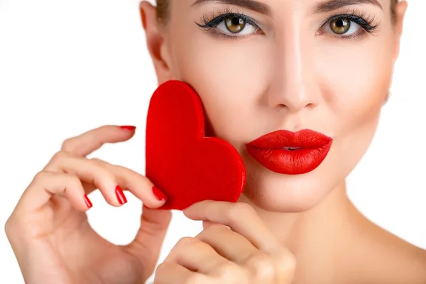 Hermosa mujer hermosa con glamour maquillaje brillante y corazón rojo —  Fotos de Stock