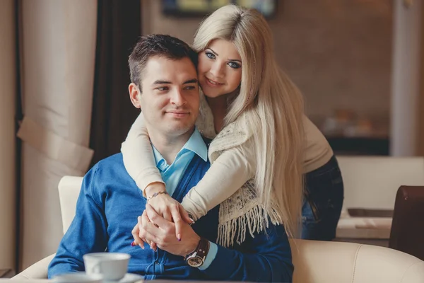 Молода пара проводить час у міському кафе — стокове фото