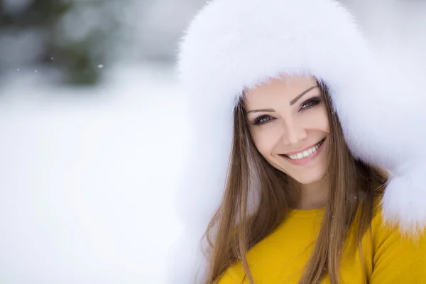 Όμορφο χειμερινό πορτρέτο της νεαρής γυναίκας στο χειμερινό χιονισμένο τοπίο — Φωτογραφία Αρχείου