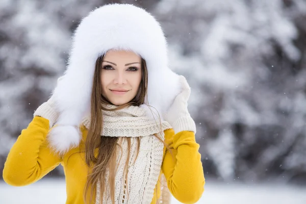 Bellissimo ritratto invernale di giovane donna nel paesaggio innevato invernale — Foto Stock