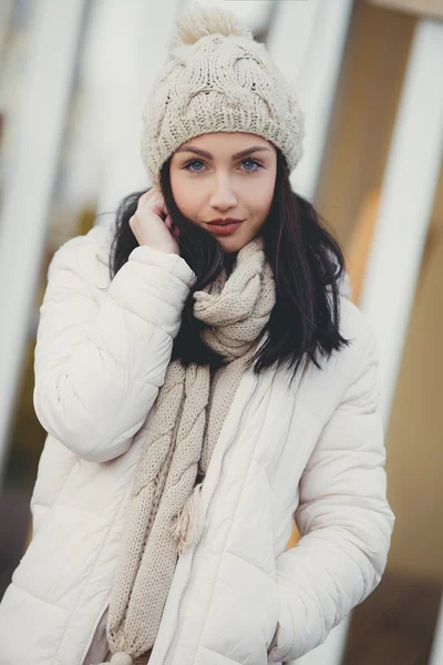 Portrait of a beautiful brunette outdoors in late autumn — Stock Photo, Image