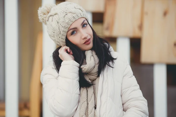 Portret van een mooie brunette buiten in de late herfst — Stockfoto