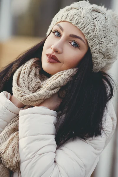 Portrait of a beautiful brunette outdoors in late autumn — Stock Photo, Image