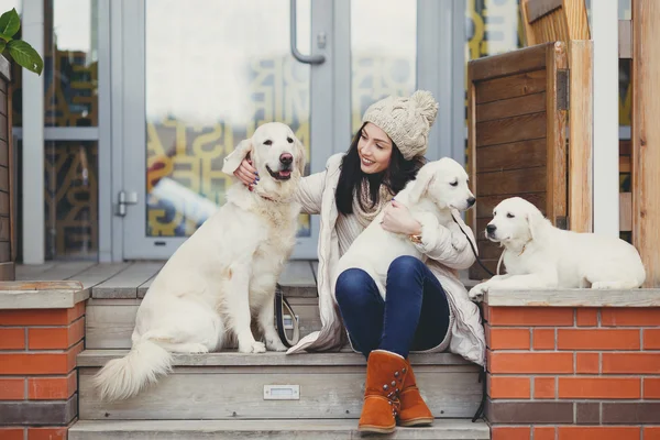 Portret van de jonge vrouw met favoriete honden — Stockfoto