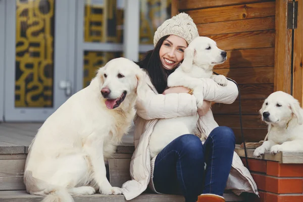 Retrato da mulher jovem com cães favoritos — Fotografia de Stock