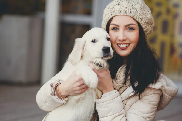 お気に入りの犬を持つ若い女性の肖像画 — ストック写真