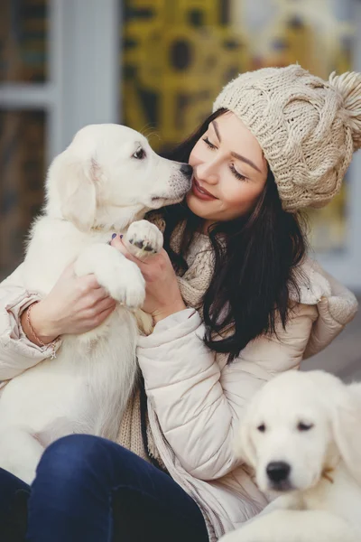 Ritratto della giovane donna con cani preferiti — Foto Stock