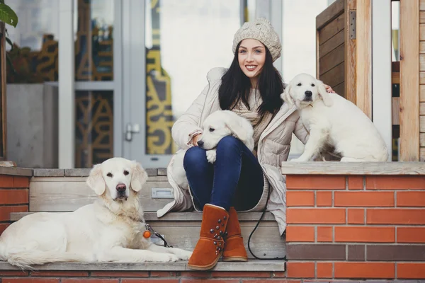 Portret van de jonge vrouw met favoriete honden — Stockfoto