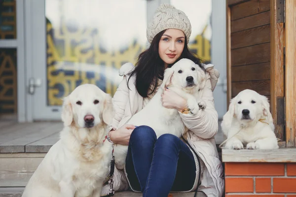 Retrato da mulher jovem com cães favoritos — Fotografia de Stock