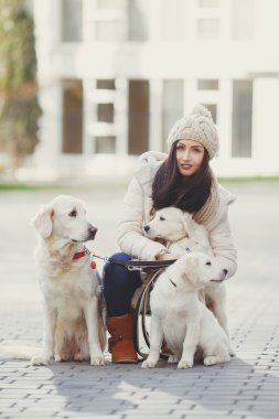 En sevdiğim köpek olan kadın portresi