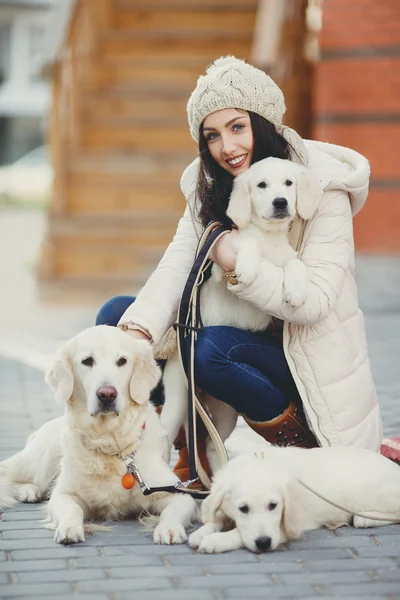 Portret van de jonge vrouw met favoriete honden — Stockfoto