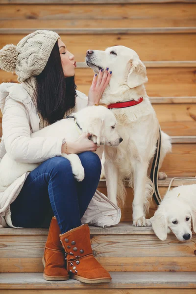 お気に入りの犬を持つ若い女性の肖像画 — ストック写真