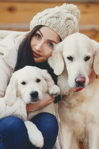 Portret van de jonge vrouw met favoriete honden — Stockfoto