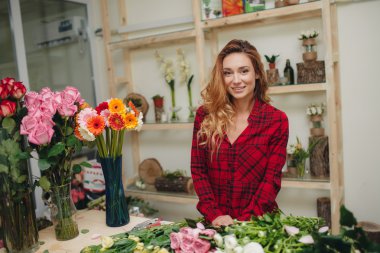 Güzel kadın çiçekçi çiçekçi dükkanı