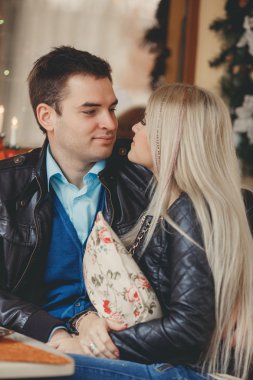 Bir kafede bir masada güzel genç Çift