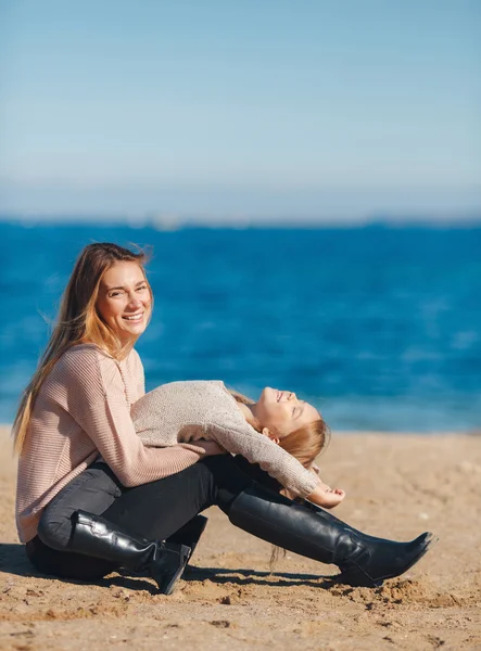 Madre e hija juntas en la playa de primavera cerca del mar —  Fotos de Stock