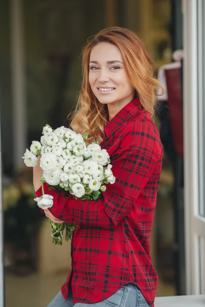 Güzel kadın çiçekçi çiçekçi dükkanı — Stok fotoğraf