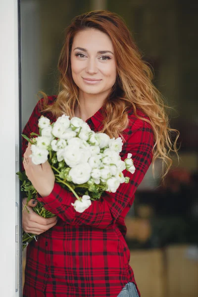 Vackra kvinnliga florist i blomsteraffär — Stockfoto