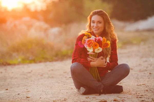 Woman portrait outdoor in sunset light. — Stock Photo, Image