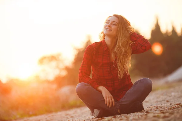 Mulher retrato ao ar livre na luz do pôr do sol . — Fotografia de Stock