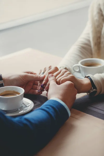 Manos de feliz pareja amorosa en un restaurante, tener una cita, beber café —  Fotos de Stock