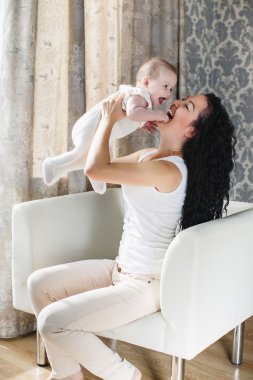 Mutlu anne ve ev ortamında çocuk portresi
