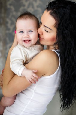 Mutlu anne ve ev ortamında çocuk portresi