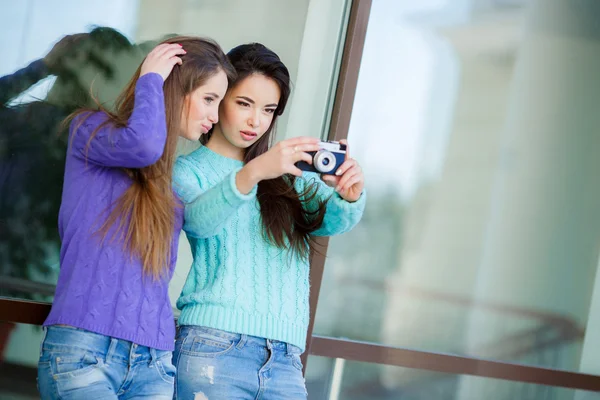 Urban girls have fun with retro Vintage photo camera outdoor near his office — Stockfoto