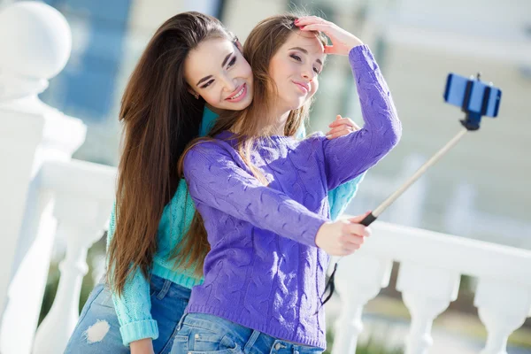 Young beautiful girlfriends the students doing the selfie — Zdjęcie stockowe