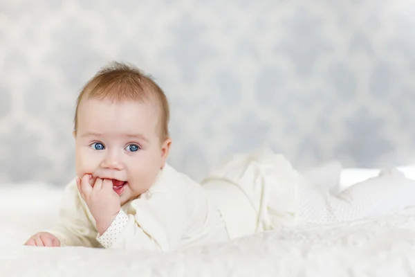 Porträt eines krabbelnden Babys auf dem Bett in ihrem Zimmer — Stockfoto