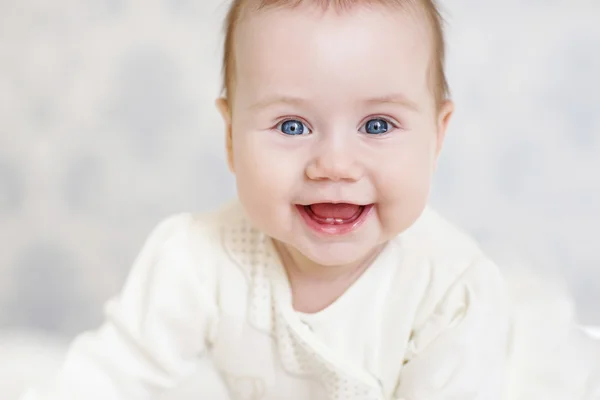 Retrato de un bebé gateando en la cama de su habitación — Foto de Stock