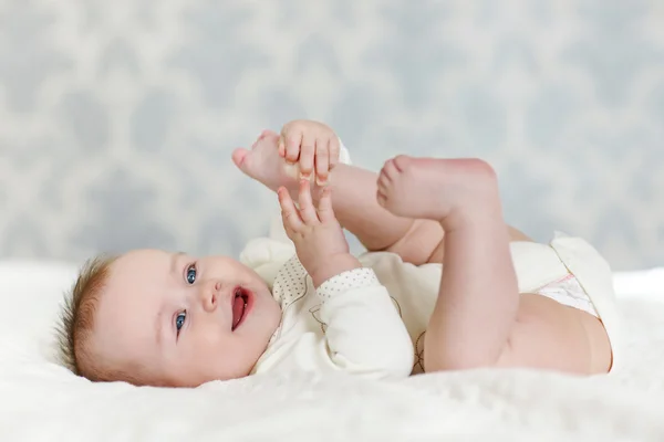 Portrait of a crawling baby on the bed in her room — Stock Photo, Image