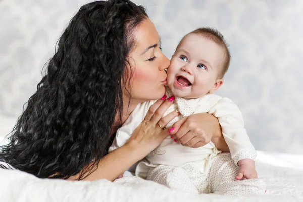 Portrét šťastné matky a dítěte v domácím prostředí — Stock fotografie