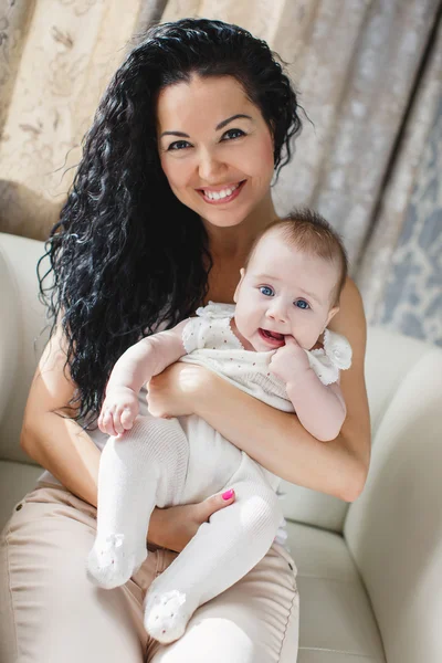 Portret van gelukkige moeder en kind in het huismilieu — Stockfoto