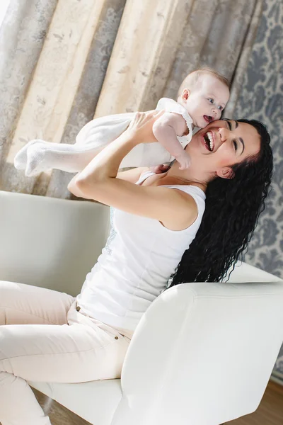 Retrato de mãe e filho felizes no ambiente doméstico — Fotografia de Stock