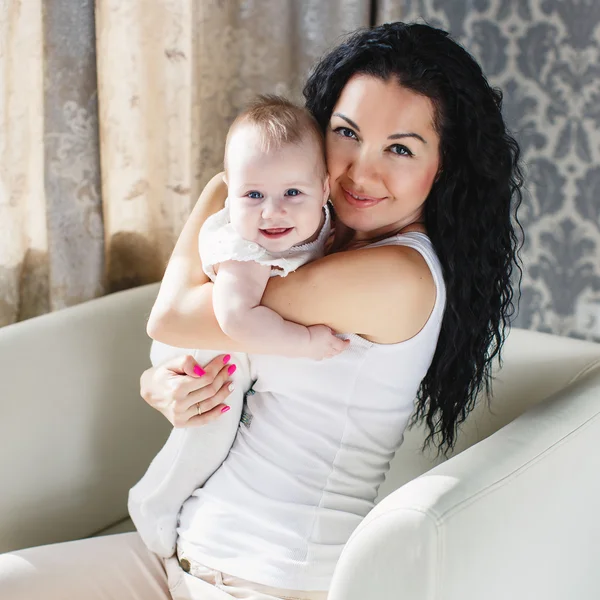 Portret van gelukkige moeder en kind in het huismilieu — Stockfoto