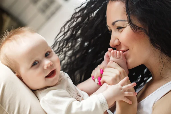 Portret van gelukkige moeder en kind in het huismilieu — Stockfoto